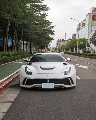 Ferrari F12 Kohlenstofffaserkörper Kit F12 Novitec N-largo-Stil Vorder- und Rückstoßstange Radbogen F12 Vorderlip Diffusor Spoiler