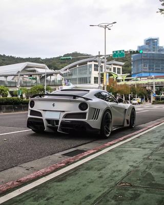 Ferrari F12 Kohlenstofffaserkörper Kit F12 Novitec N-largo-Stil Vorder- und Rückstoßstange Radbogen F12 Vorderlip Diffusor Spoiler