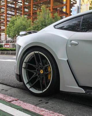Ferrari F12 Kohlenstofffaserkörper Kit F12 Novitec N-largo-Stil Vorder- und Rückstoßstange Radbogen F12 Vorderlip Diffusor Spoiler