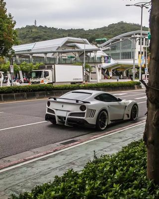 Ferrari F12 Kohlenstofffaserkörper Kit F12 Novitec N-largo-Stil Vorder- und Rückstoßstange Radbogen F12 Vorderlip Diffusor Spoiler