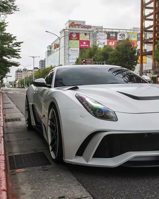Ferrari F12 Kohlenstofffaserkörper Kit F12 Novitec N-largo-Stil Vorder- und Rückstoßstange Radbogen F12 Vorderlip Diffusor Spoiler