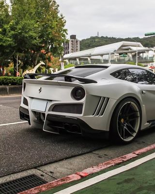 Ferrari F12 Kohlenstofffaserkörper Kit F12 Novitec N-largo-Stil Vorder- und Rückstoßstange Radbogen F12 Vorderlip Diffusor Spoiler