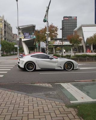 Ferrari F12 Kohlenstofffaserkörper Kit F12 Novitec N-largo-Stil Vorder- und Rückstoßstange Radbogen F12 Vorderlip Diffusor Spoiler