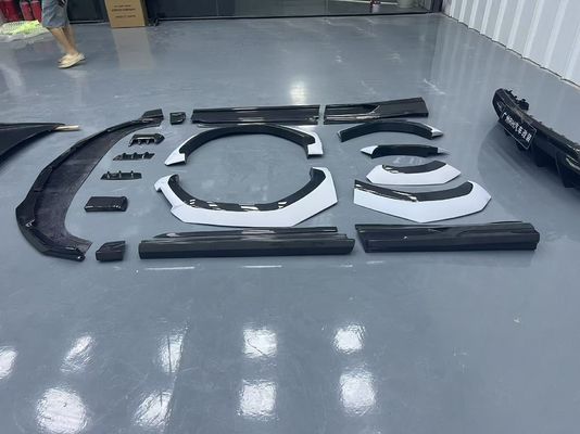 Lamborghini Urus Kohlenstofffaser-Körper Kit URUS 1016 Stil Kohlenstofffaser Vorderlip Diffusor Spoiler Haube Radbogen