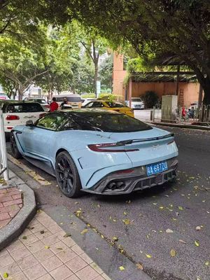 Aston Martin DB11 Carbon Fiber Body Kit DB11 Mansory-Stil Vorder- und Hinterstoß-Sparruff-Seitenrock-Schutzflügel-Hauben-Spoiler