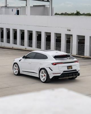 Lamborghini URUS Carbon Body Kit NT Stil Vorderlip Diffuser Spoiler kundenspezifische Breitkörperkits