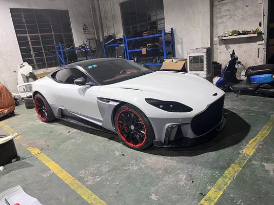 DB11 Aston Martin Widebody Kit Grüner Stoßfänger Lippenspalter