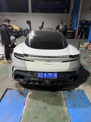DB11 Aston Martin Widebody Kit Grüner Stoßfänger Lippenspalter